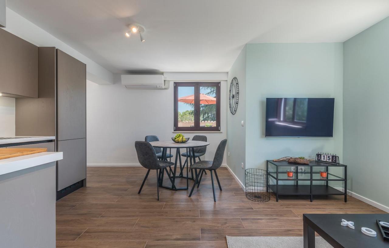 Just Renovated Stylish 2 Bedrooms Apartment Only A Few Steps From The Beach! Novigrad  Exterior photo